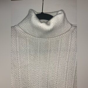 Lulu’s white turtleneck sweater women’s size S